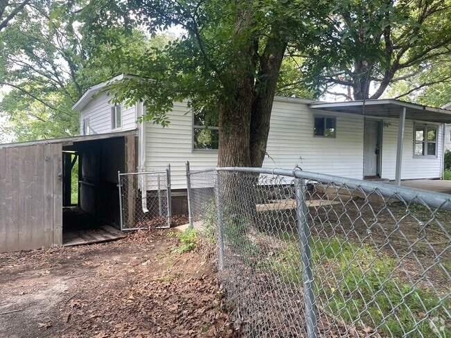 Building Photo - 687 Benton St