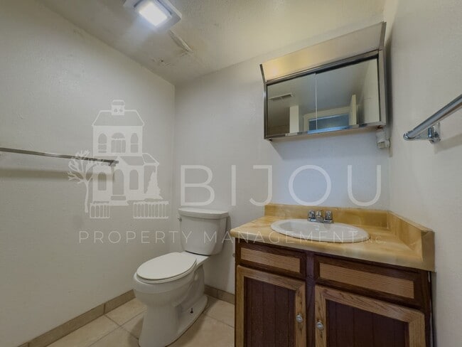 Building Photo - Conveniently Located Tri-Level