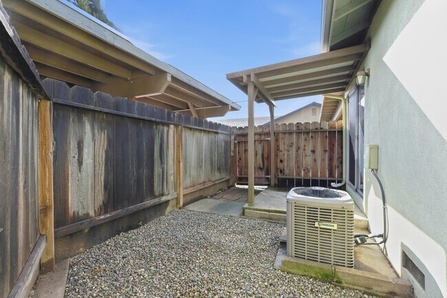 Building Photo - 1504 Rose Ave