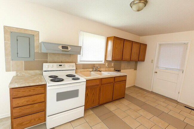 Building Photo - 4071 Sawyer St
