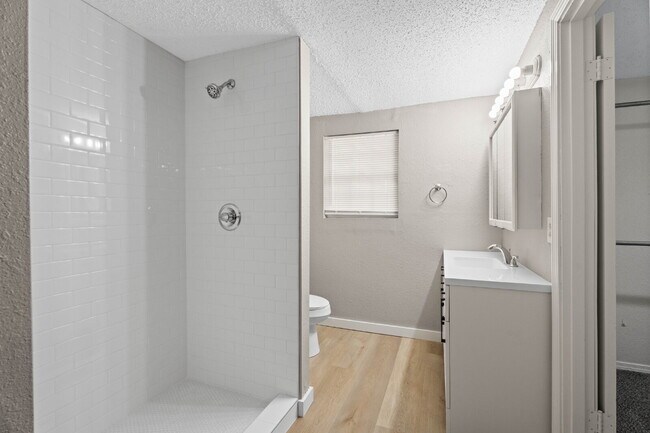 Building Photo - Cozy 3 Bed, 2 Bath with Backyard Deck