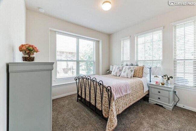 Building Photo - 920 Arvada Dr