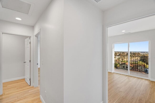 Building Photo - 5 Bedroom house with view