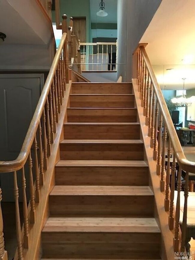Building Photo - Gorgeous 3 bedroom 2.5 bath 2 story Townho...