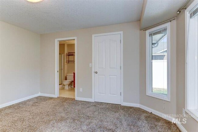 Building Photo - 4 Bedroom 2 Bath with RV Parking 2 Car Gar...