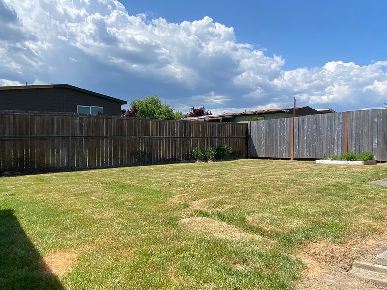 Large fenced backyard - 625 NW Fenton St