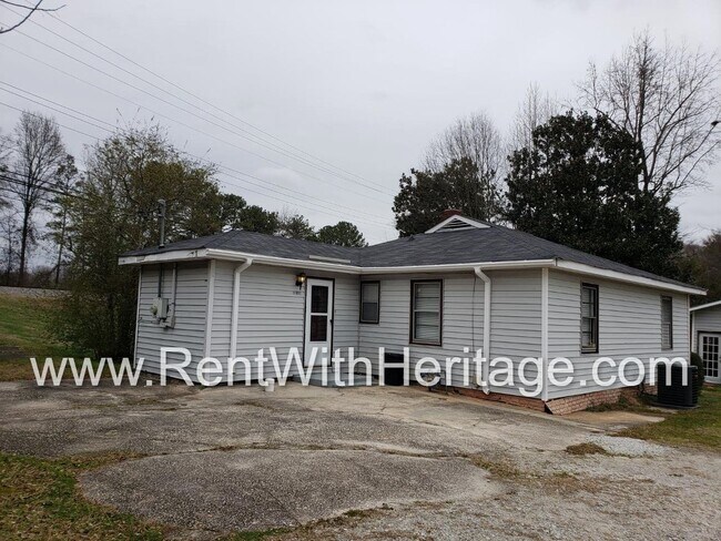 Building Photo - GRANDPA'S BUNGELOW/ CHARMING RANCH HOME/ TOTALLY RENOVATED/ PRIVATE YARD