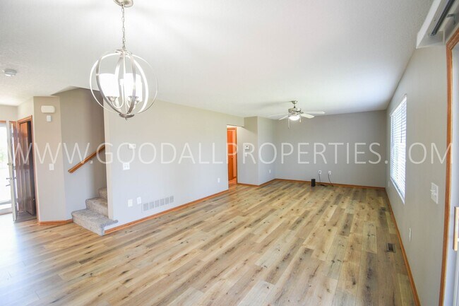 Building Photo - 3 bed 2.5 bath Single Family Home with fenced in yard in Urbandale within the Waukee School District