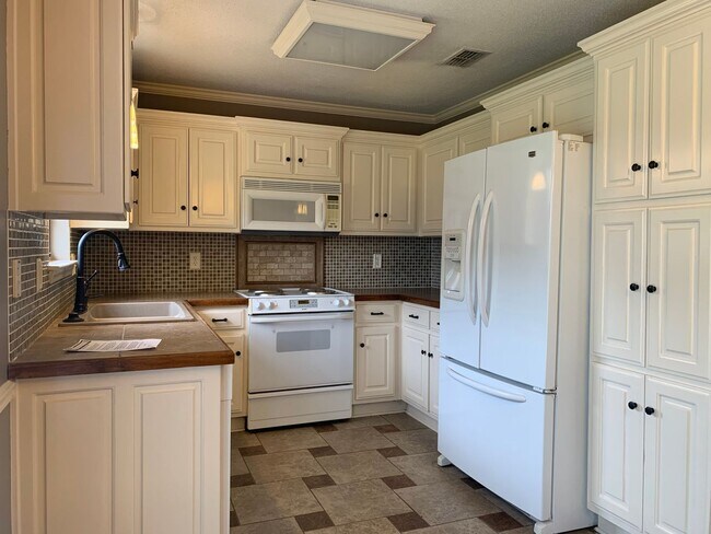 Building Photo - 11 Newcastle Dr