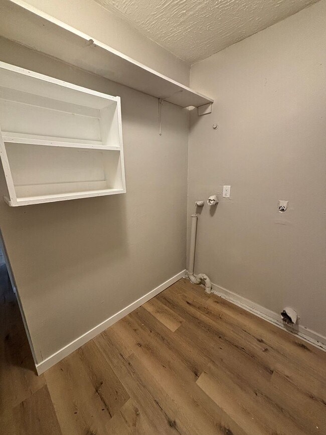 Building Photo - Newly Renovated 2 Bed 1 Bath Apt Move In Special!!