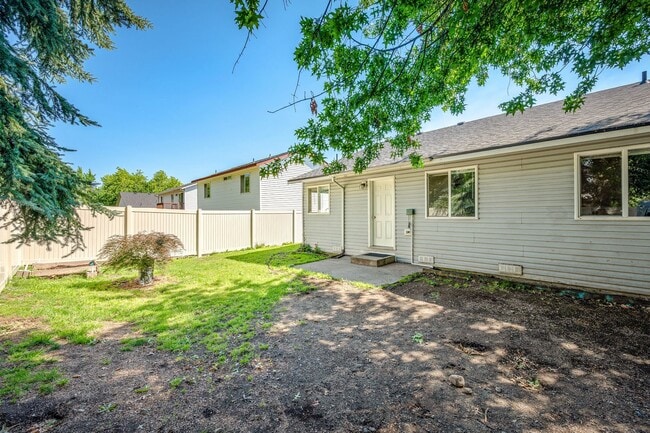 Building Photo - 5769 N Lachaise Ln