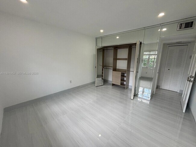 Building Photo - 725 91st St