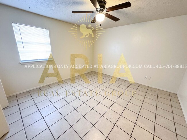 Building Photo - 2 Bed/1.5 Bath Shaded Townhome Close to Ca...