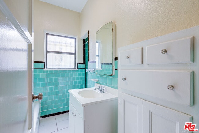 Building Photo - 1492 Silver Lake Blvd