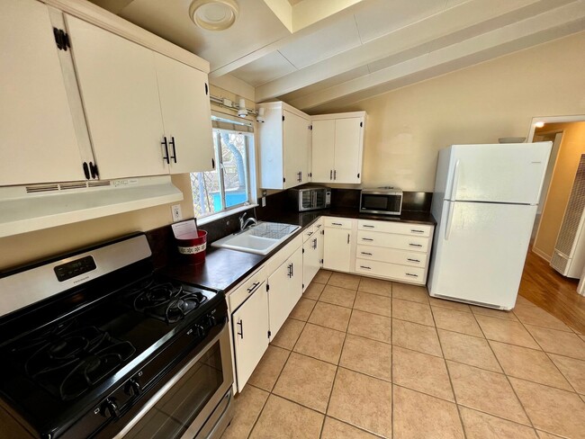 Building Photo - Archer Manor - Apply NOW!!