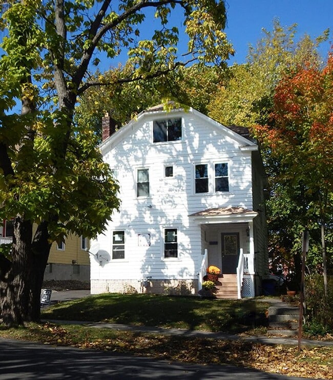 Building Photo - Available 8/1/26 - Spacious Three Floor Si...
