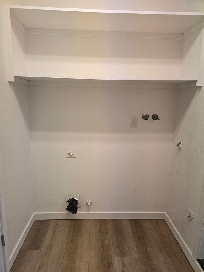 Building Photo - 3 bed 2 bath Single Home for Rent in Grants Pass