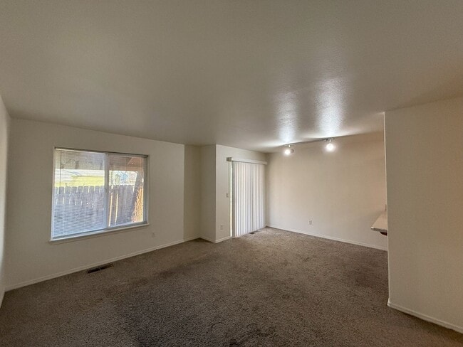 Building Photo - WARM 2 BEDROOM TOWNHOME LOCATED IN SW REDMOND!