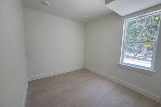 Building Photo - High-End New Construction Townhome Walk to UT!