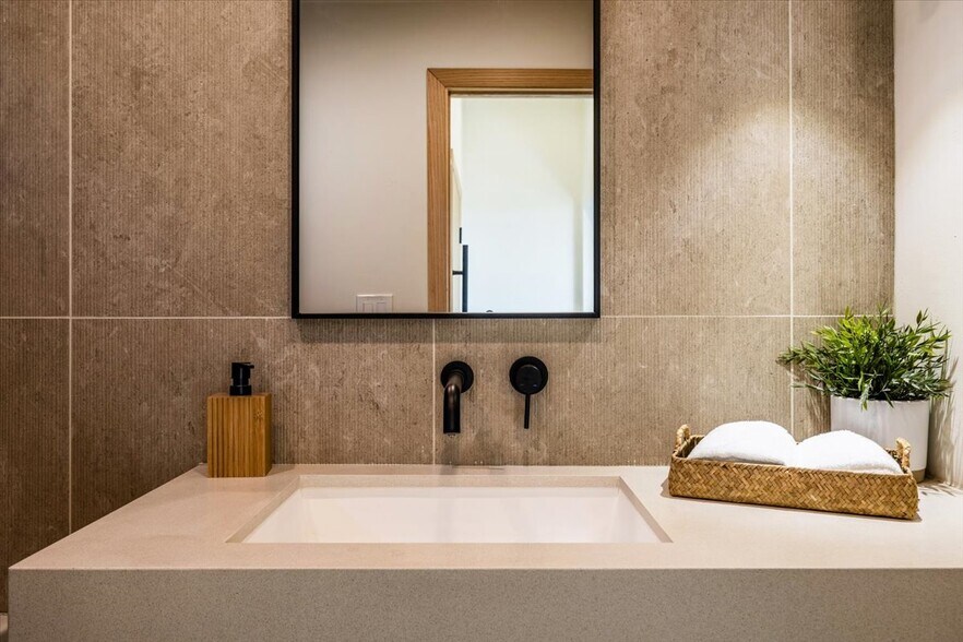 Building Photo - 1930 Kemper St