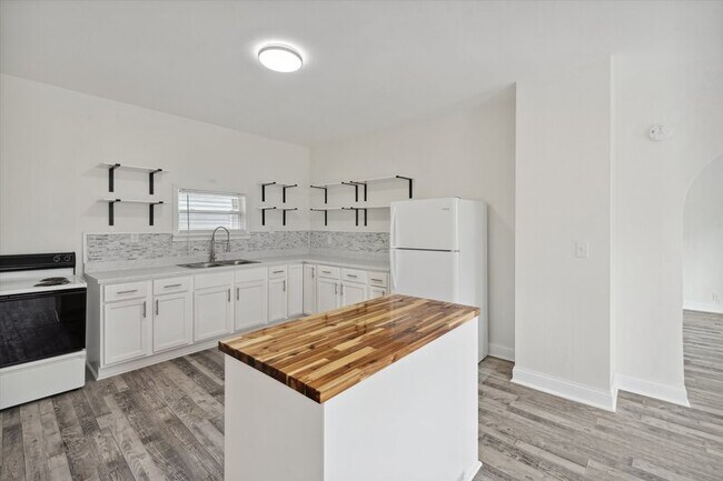 Building Photo - 4039 Vermaas Ave