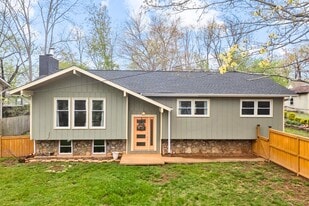 Building Photo - 917 W Chapel Rd
