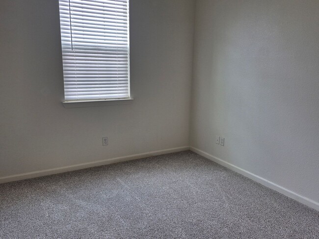 Building Photo - Beautiful 3 bedroom 2.5 bath in Folsom