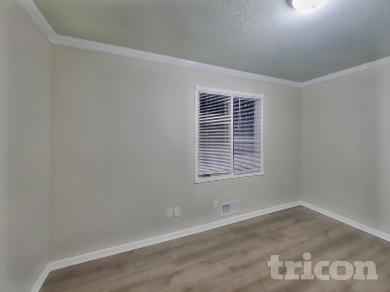 Building Photo - 820 Shenandoah Ln N