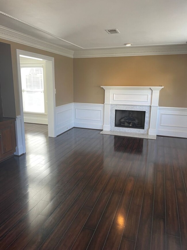 Building Photo - Classy Townhome In The Heart of Martinez-