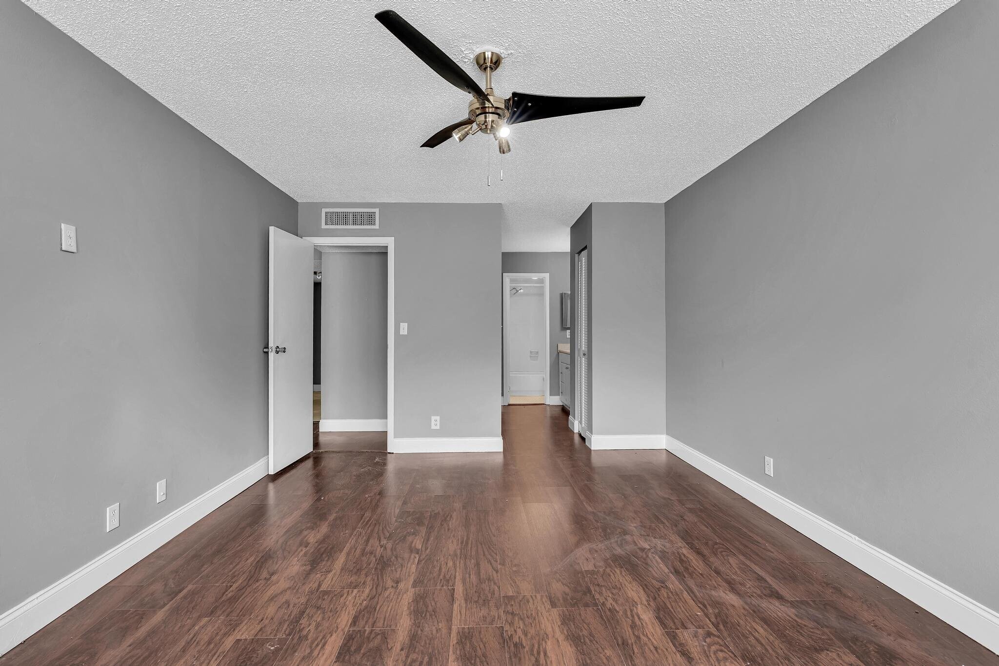 Building Photo - 5961 N Falls Cir Dr