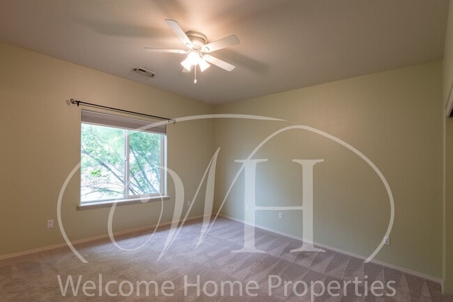Building Photo - Beautiful 3 Bedroom Home With Fenced Backy...