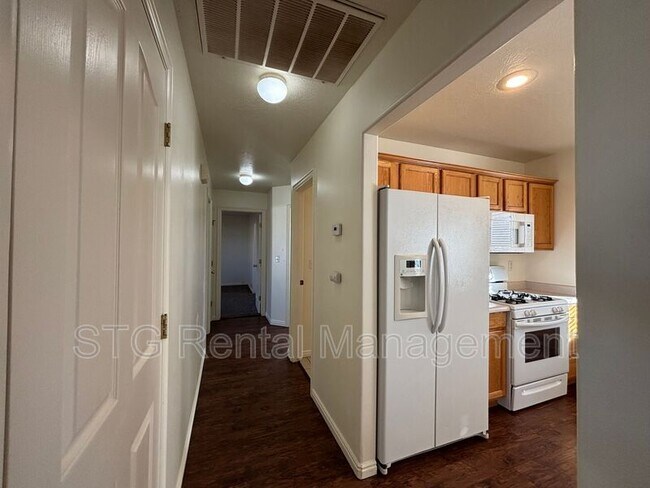 Building Photo - 773 S 220 E Cir