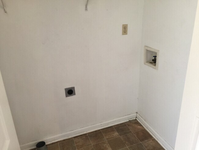 Building Photo - 2 Bed, 1.5 Bath Apartment in Shelbyville!