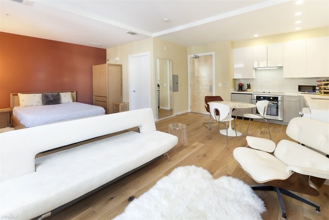 Building Photo - 300 Ivy St