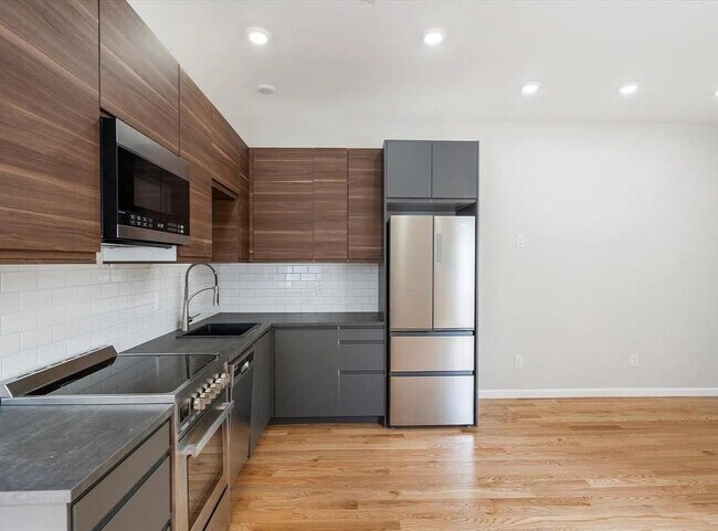 Building Photo - 334 St Paul St