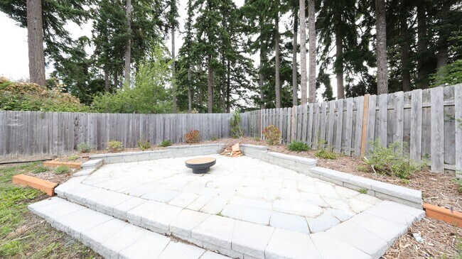 Building Photo - 5 Bed 2.5 Bath - Group - Dog Friendly - Fu...