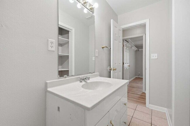 Building Photo - A small-town charm ready for move in!