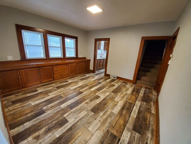 Building Photo - Large 3 Bedroom Home near Iowa State Fairgrounds!