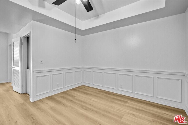 Building Photo - 2222 Beachwood Dr