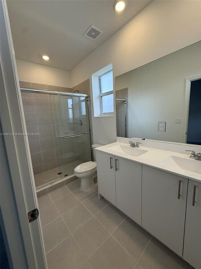 Building Photo - 2582 SE 29th St