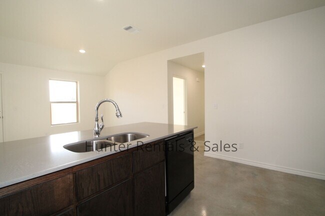 Building Photo - Exceptional 3 Bedroom Heights Duplex