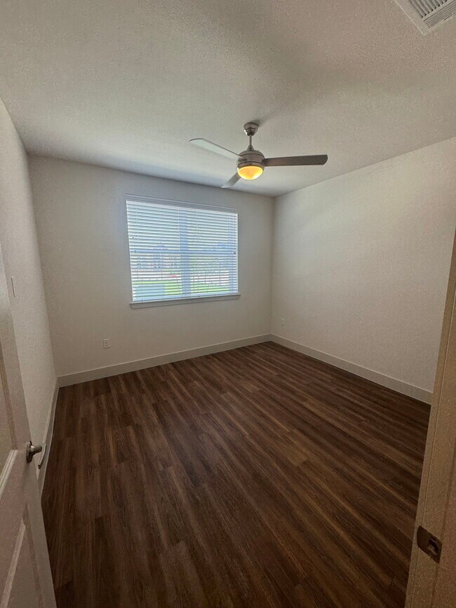 Building Photo - 615 E Foster Crossing Rd