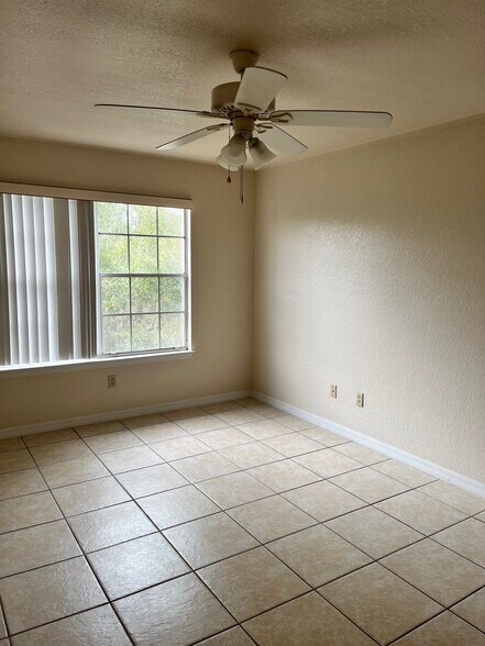 Building Photo - 2550 N Alafaya Trl