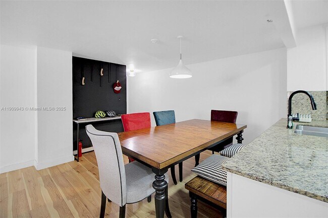 Building Photo - 1621 Collins Ave