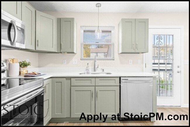 Building Photo - 1860 Meadowlawn Dr