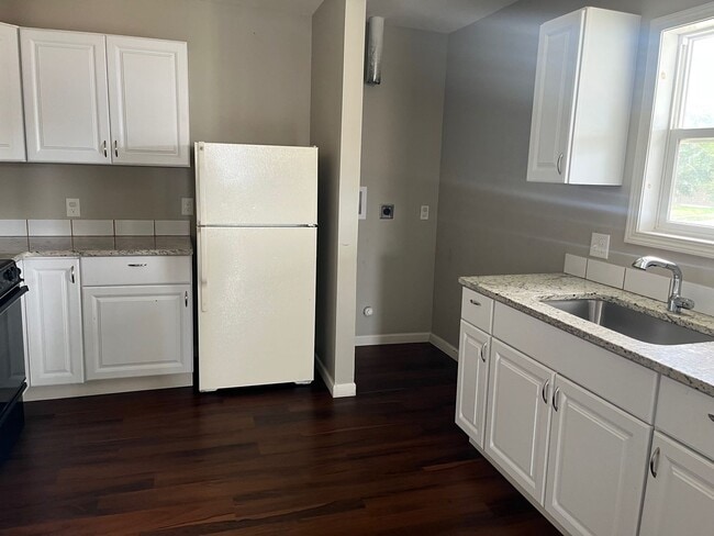 Building Photo - Charming 3 Bedroom 2 Bathroom