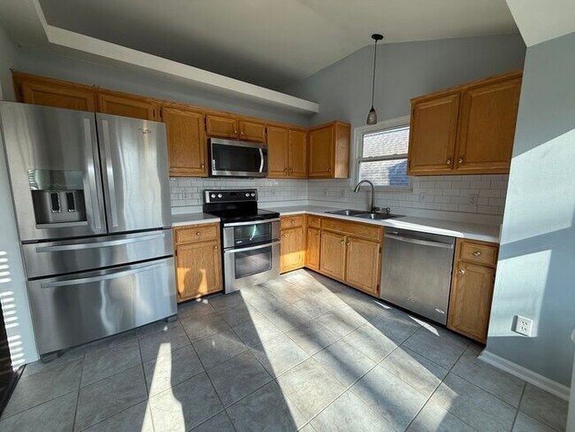 Building Photo - For Rent - Split Level Brick Home in South Nashville with Garage