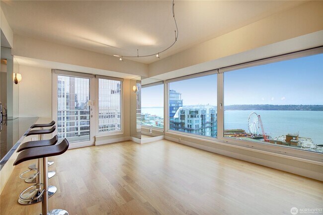Building Photo - 2Bd/1.75Ba Seattle Condo