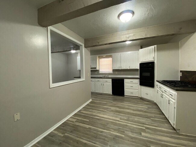 Building Photo - Huge 4 Bedroom in West Tulsa