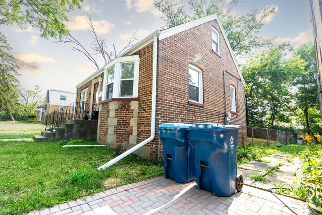 Building Photo - 636 Emerald Ave